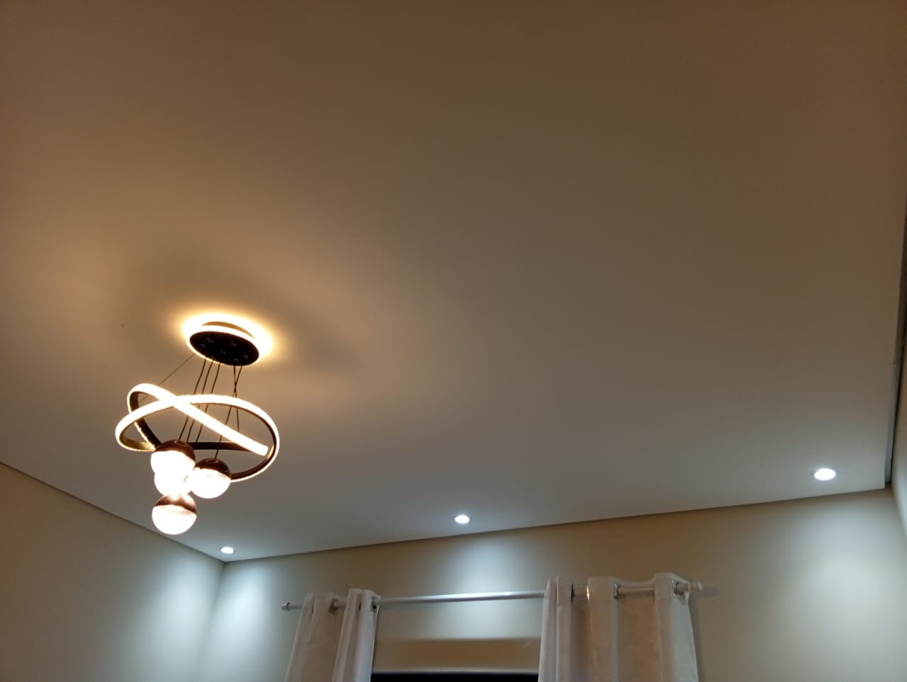 Pendente e spots no ambiente — foto de trabalho enviada por Leonel