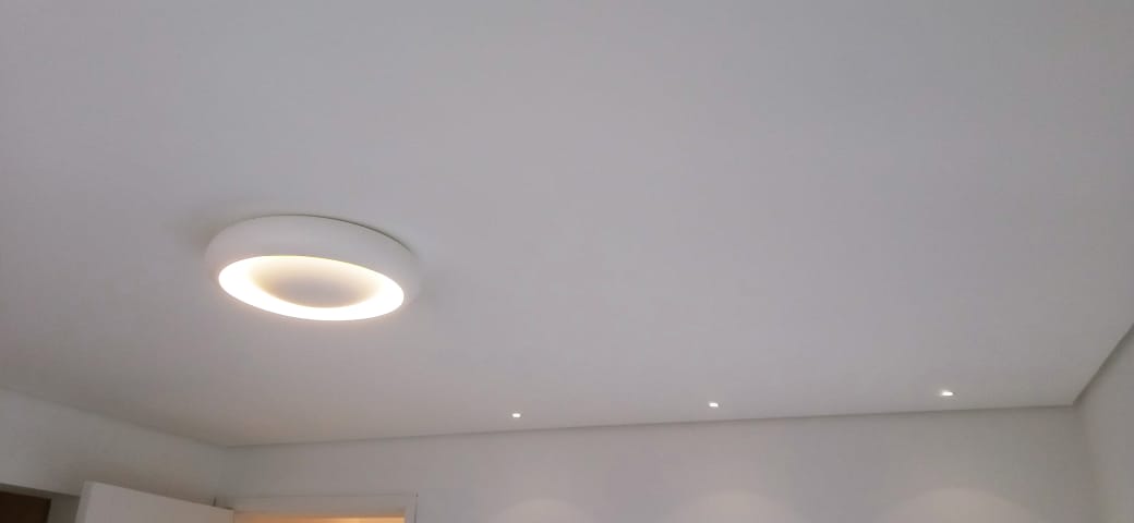 Spots e luminária de teto — foto de trabalho enviada por Leonel