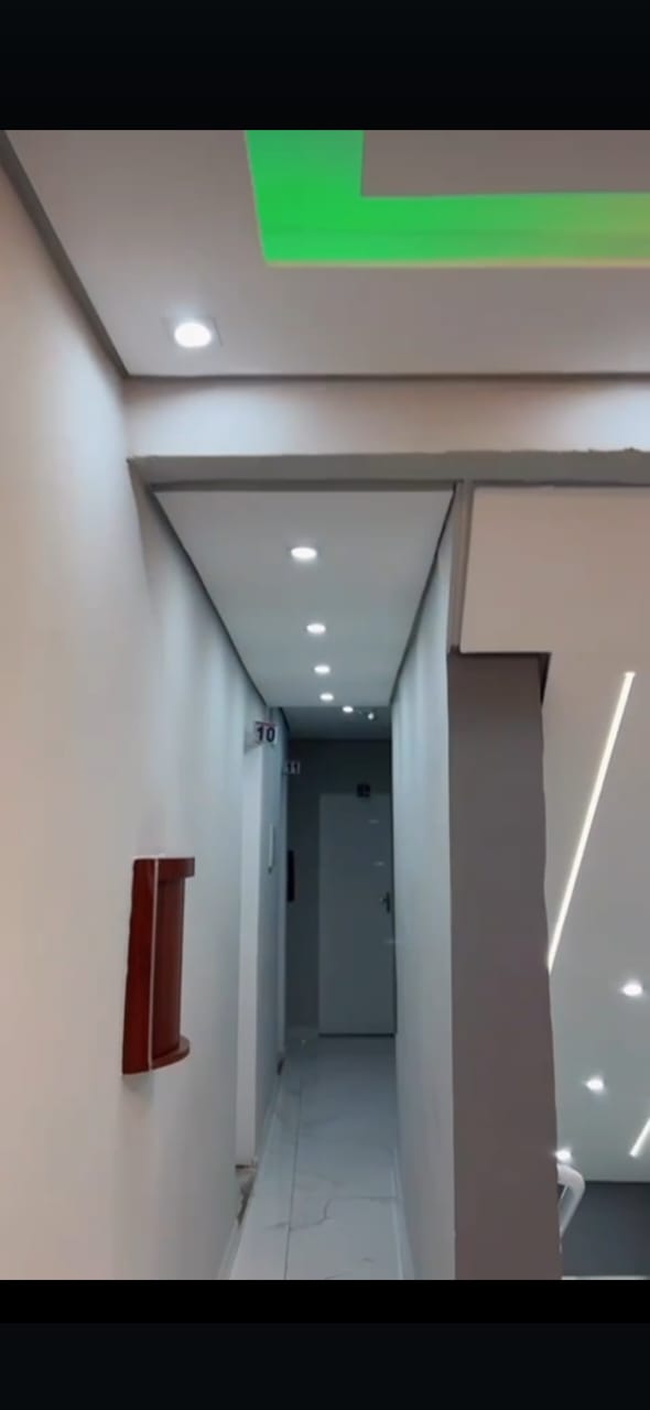 Detalhe de iluminação no corredor — foto de trabalho enviada por Leonel